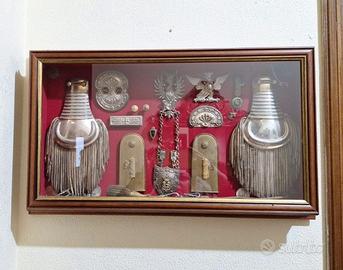 Teca in legno da collezione con cimeli della secon