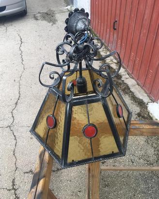 Lampadario in ferro battuto e vetro
