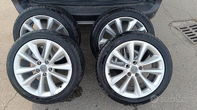 Gomme 235/45 R18 + 4 cerchi in lega r18