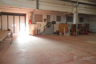 Biassono capannone con area esterna