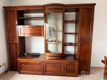 Mobile con tavolo e sedie in legno