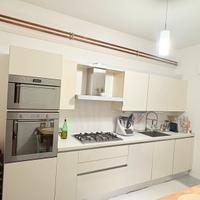 cucina completa di elettrodomestici