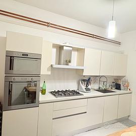 cucina completa di elettrodomestici