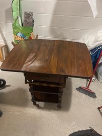 TAVOLO IN LEGNO APRIBILE CON RUOTE