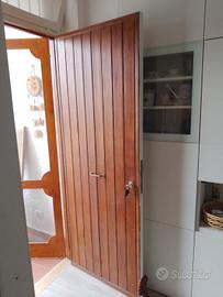 porta in legno con zanzariera