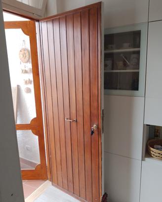 porta in legno con zanzariera