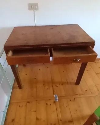 Piccola scrivania vintage con finitura radica