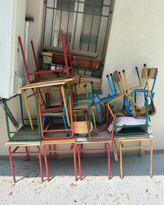 Scrivania e sedie scuola vintage