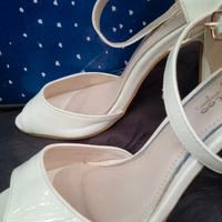 Scarpe sposa color panna.