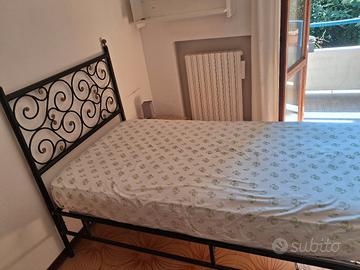 letto in ferro battuto con rete e materasso