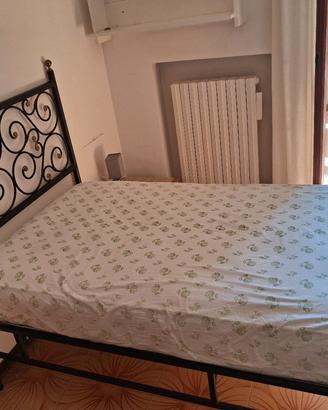 letto in ferro battuto con rete e materasso