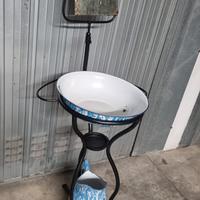 Toilette della nonna antica con catino e brocca