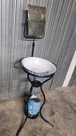 Toilette della nonna antica con catino e brocca