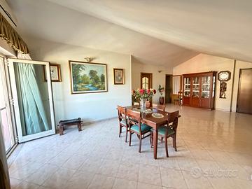 Appartamento mansardato 156 mq- 4 vani- box auto