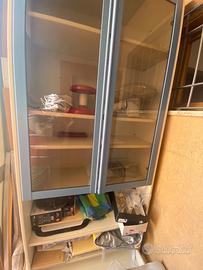 Mobile a vetri con cassetti