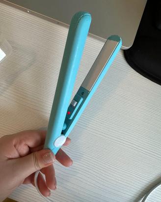 Mini piastra per capelli da viaggio azzurra