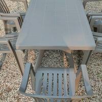 Tavolo con sedie da giardino