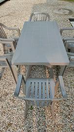 Tavolo con sedie da giardino