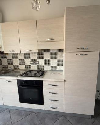 Cucina con elettrodomestici