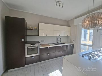 cucina completa di cappe e isola cottura