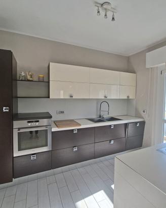 cucina completa di cappe e isola cottura