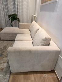 Divano angolare beige con chaise longue