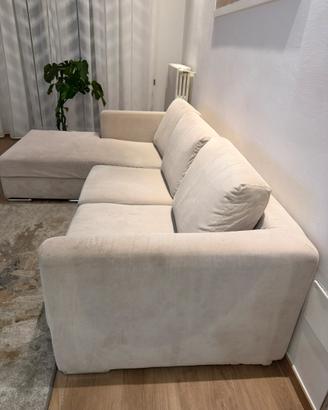 Divano angolare beige con chaise longue