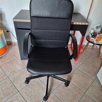 Sedia con rotelle regolabile in altezza