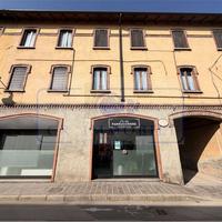 NEGOZIO CON DUE VETRINE IN CENTRO