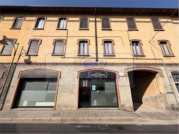 NEGOZIO CON DUE VETRINE IN CENTRO