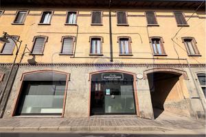 NEGOZIO CON DUE VETRINE IN CENTRO