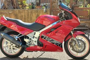 Moto d'epoca Honda VFR 750F anno 1993 iscritta ASI