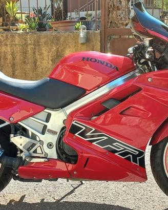 Moto d'epoca Honda VFR 750F anno 1993 iscritta ASI
