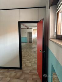 Parete divisoria con porta (ufficio o ambulatorio