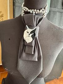 Cravatta da donna con spilla e collana