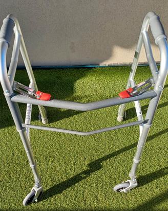 Deambulatore pieghevole con 4 ruote