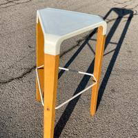 Sgabelli, sedute rialzate e Tavoli 