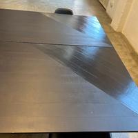 Tavolo in legno nero laccato con gambe in ferro