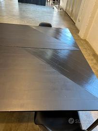 Tavolo in legno nero laccato con gambe in ferro