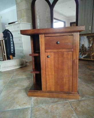 Coppia di Comodini in Legno Classico