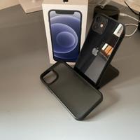 Iphone 12 mini con cover e stazione di caricamento