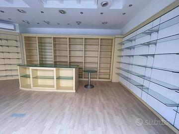 Arredamento completo negozio/libreria