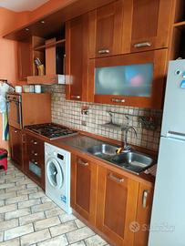 Cucina componibile con elettrodomestici 