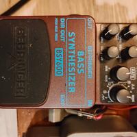 pedale effetto basso beheringer bass synthesizer 