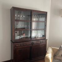 credenza con vetrina in legno