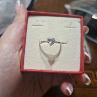anello in oro bianco con pietra a forma di cuore 