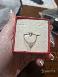 anello in oro bianco con pietra a forma di cuore 