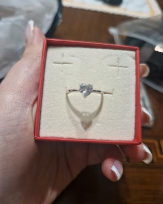 anello in oro bianco con pietra a forma di cuore 