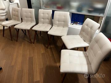 Sedia imbottita ecopelle gambe in massello.