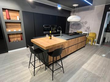 CUCINA IMPIALLACCIATO ROVERE E VETRO NERO